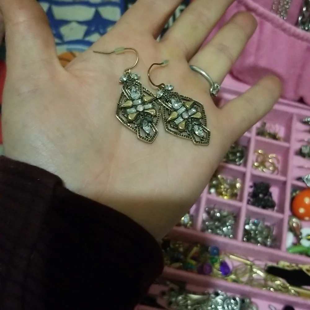 Earing - Picture 1 of 1